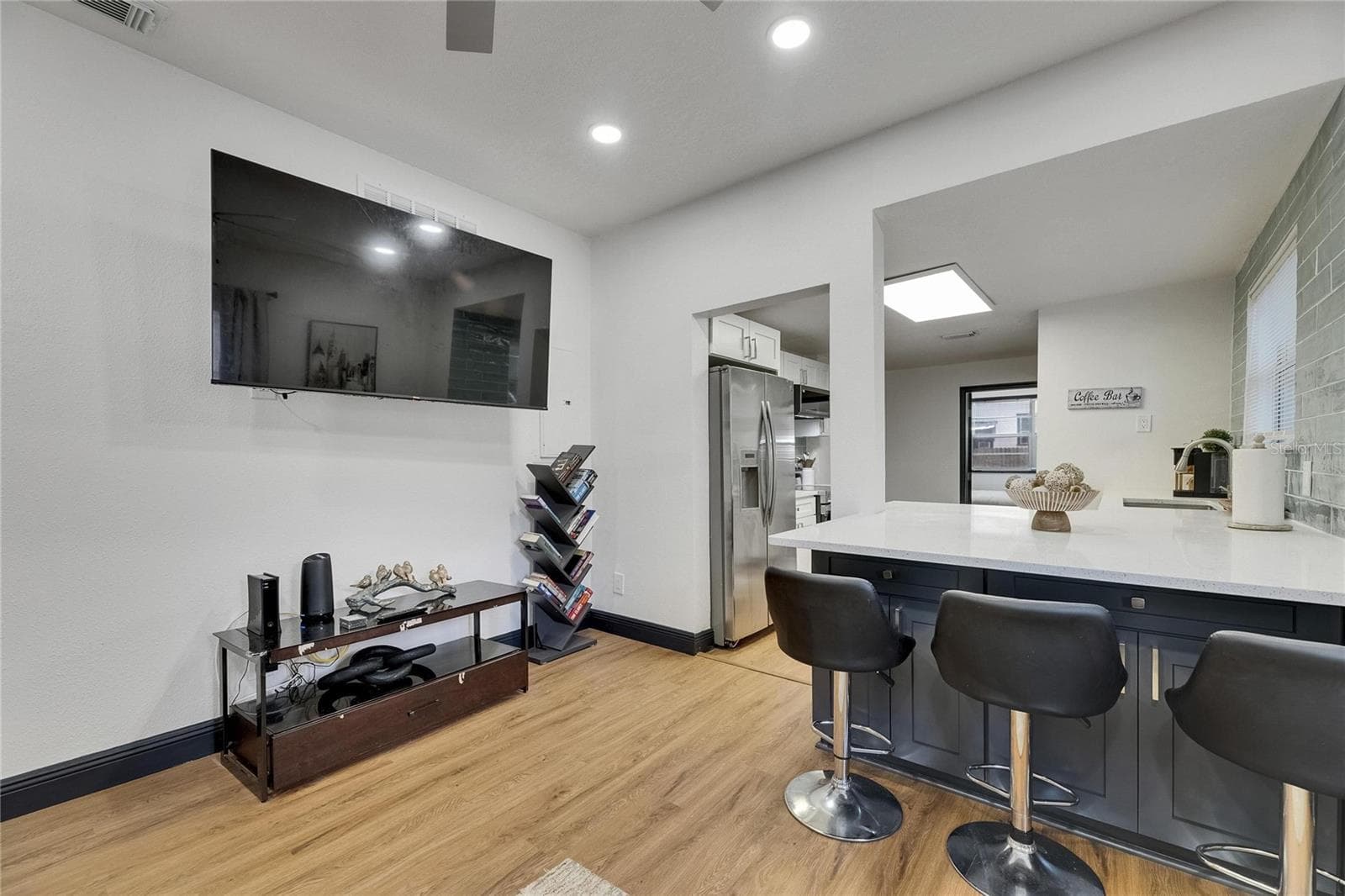 1009 COLUMBUS DRIVE — photo 3 of 36
