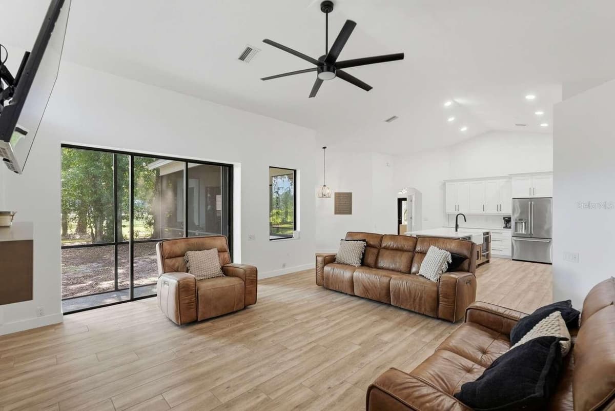 6301 86TH AVENUE — photo 7 of 41