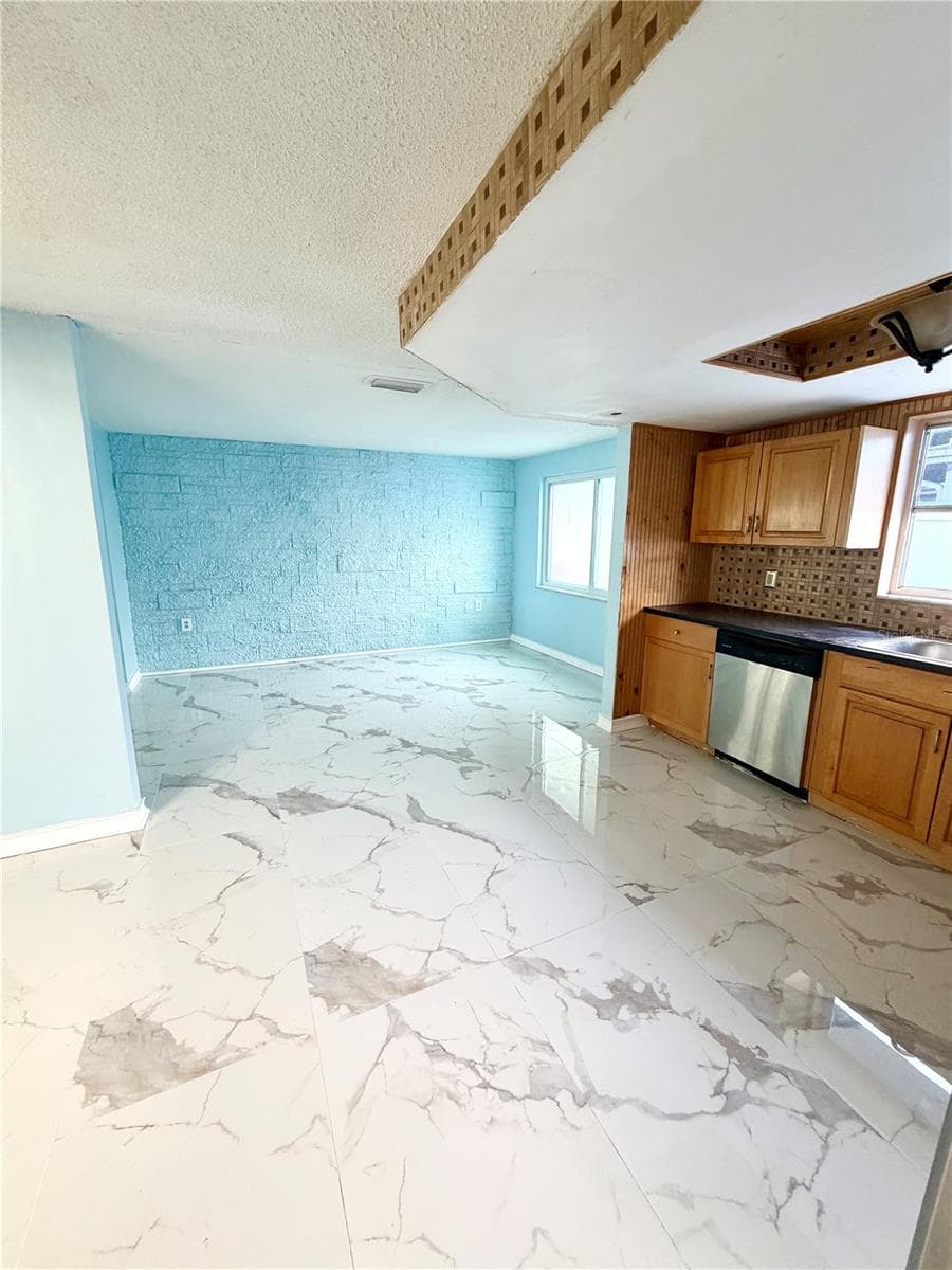 7040 FOX HOLLOW DRIVE — photo 9 of 32