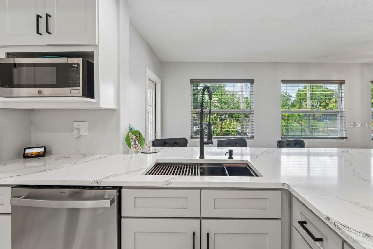 6245 WARREN AVE — photo 15 of 78