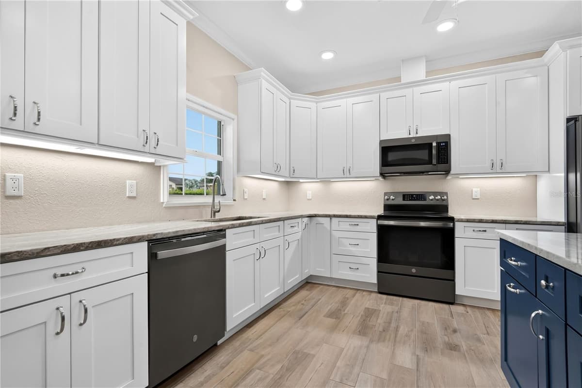117 ROSEWOOD DRIVE — photo 18 of 40