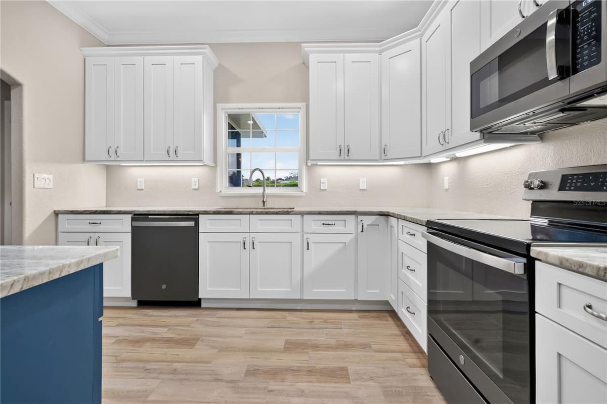 117 ROSEWOOD DRIVE — photo 17 of 40