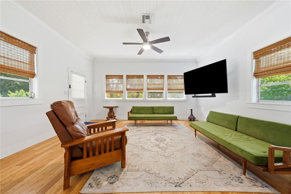 128 LAKEVIEW DRIVE — photo 4 of 35
