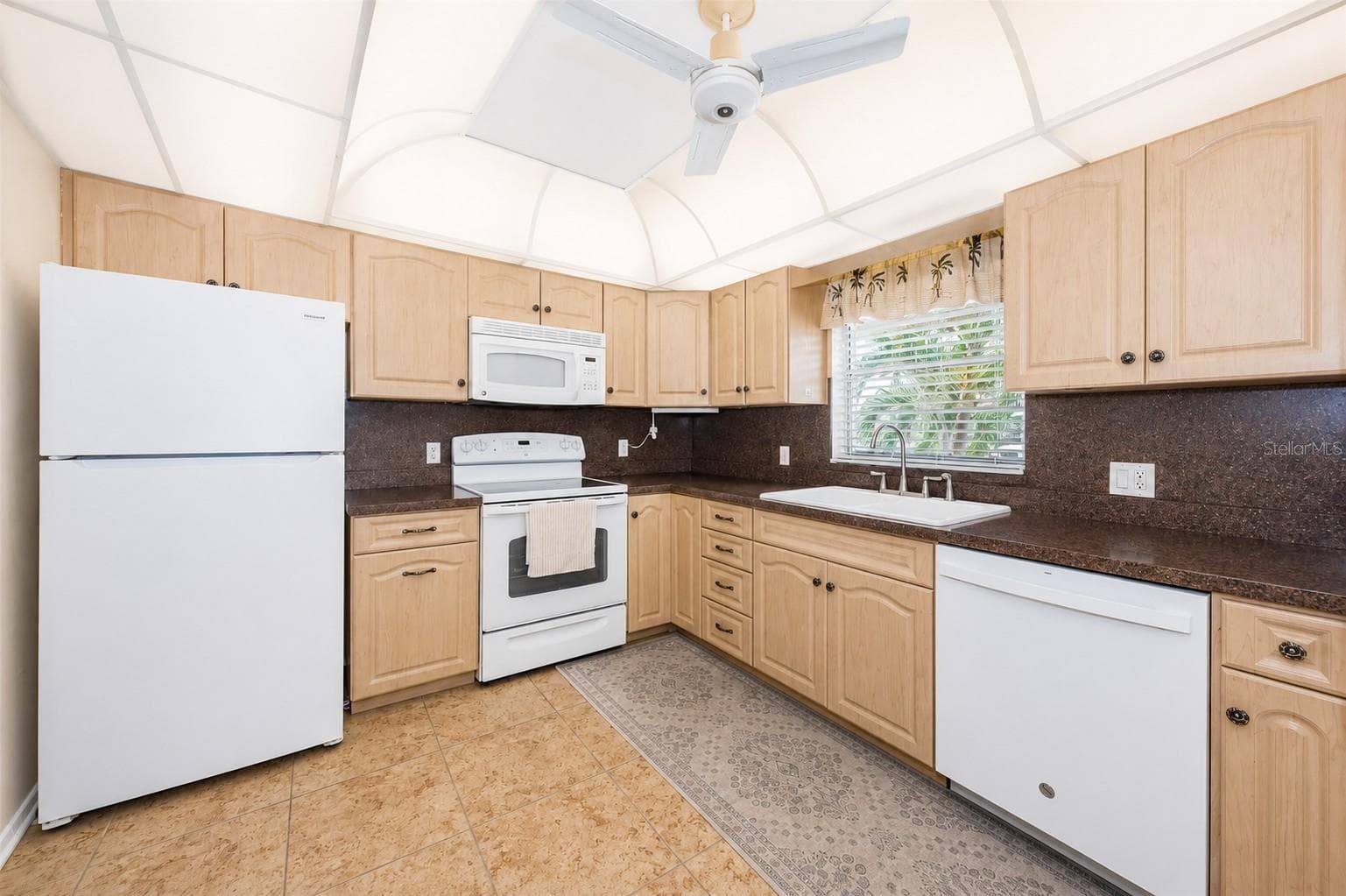 4700 COVE CIRCLE — photo 3 of 50