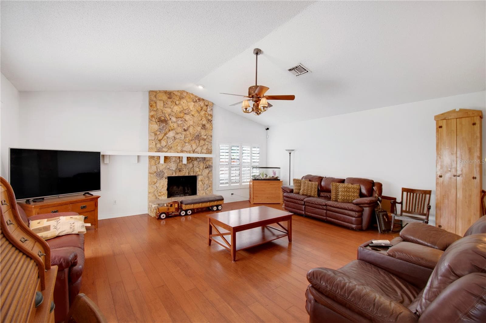 8628 GRANADA BOULEVARD — photo 6 of 54