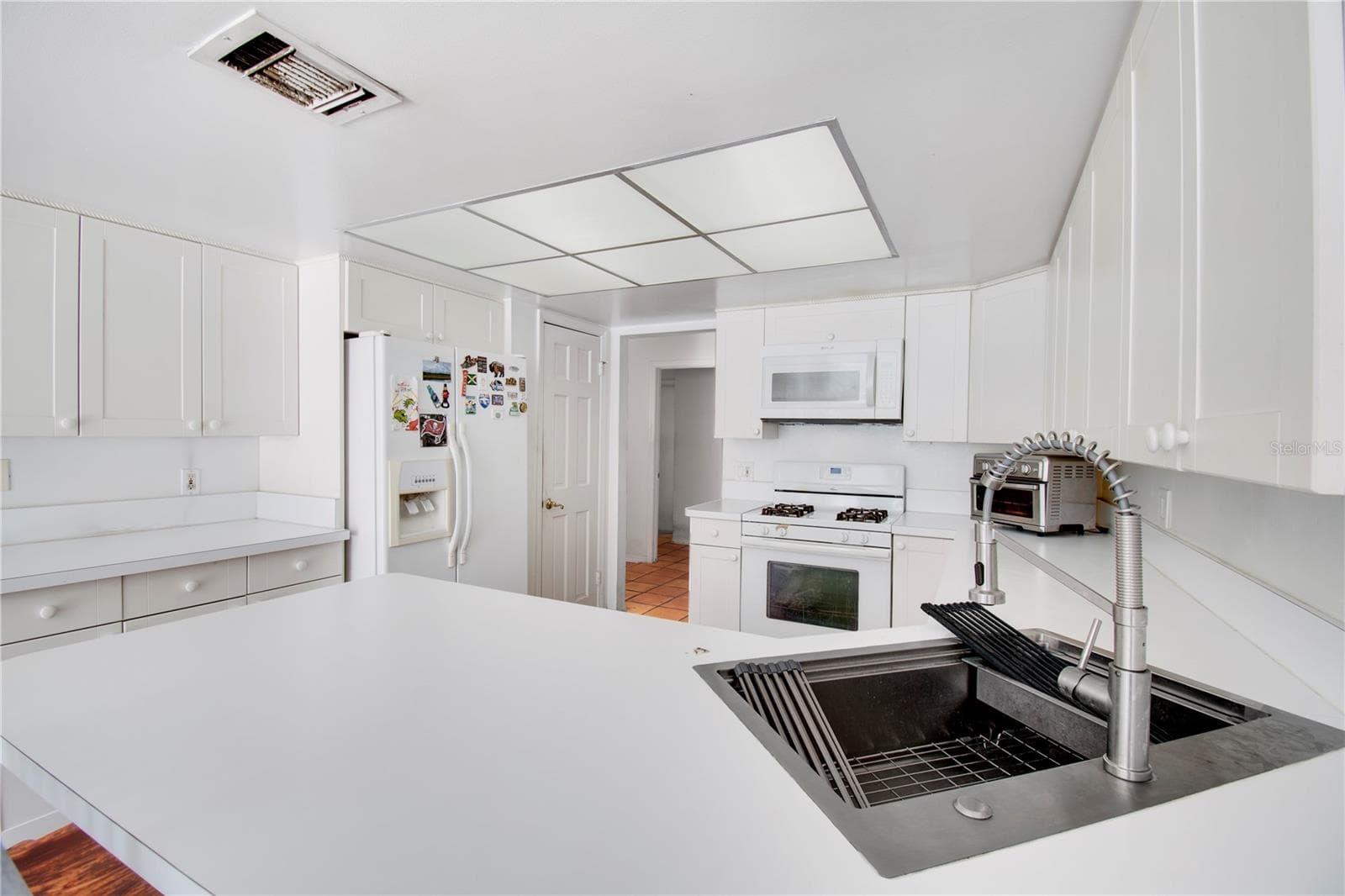 8628 GRANADA BOULEVARD — photo 11 of 54