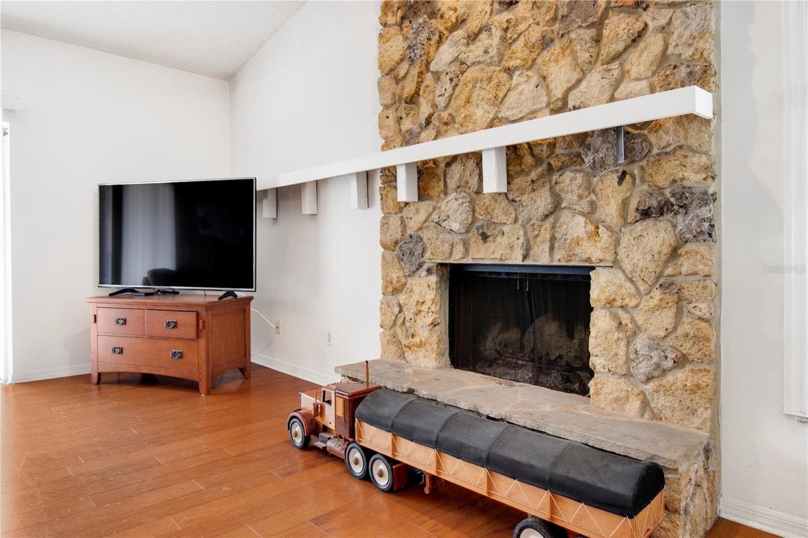 8628 GRANADA BOULEVARD — photo 7 of 54