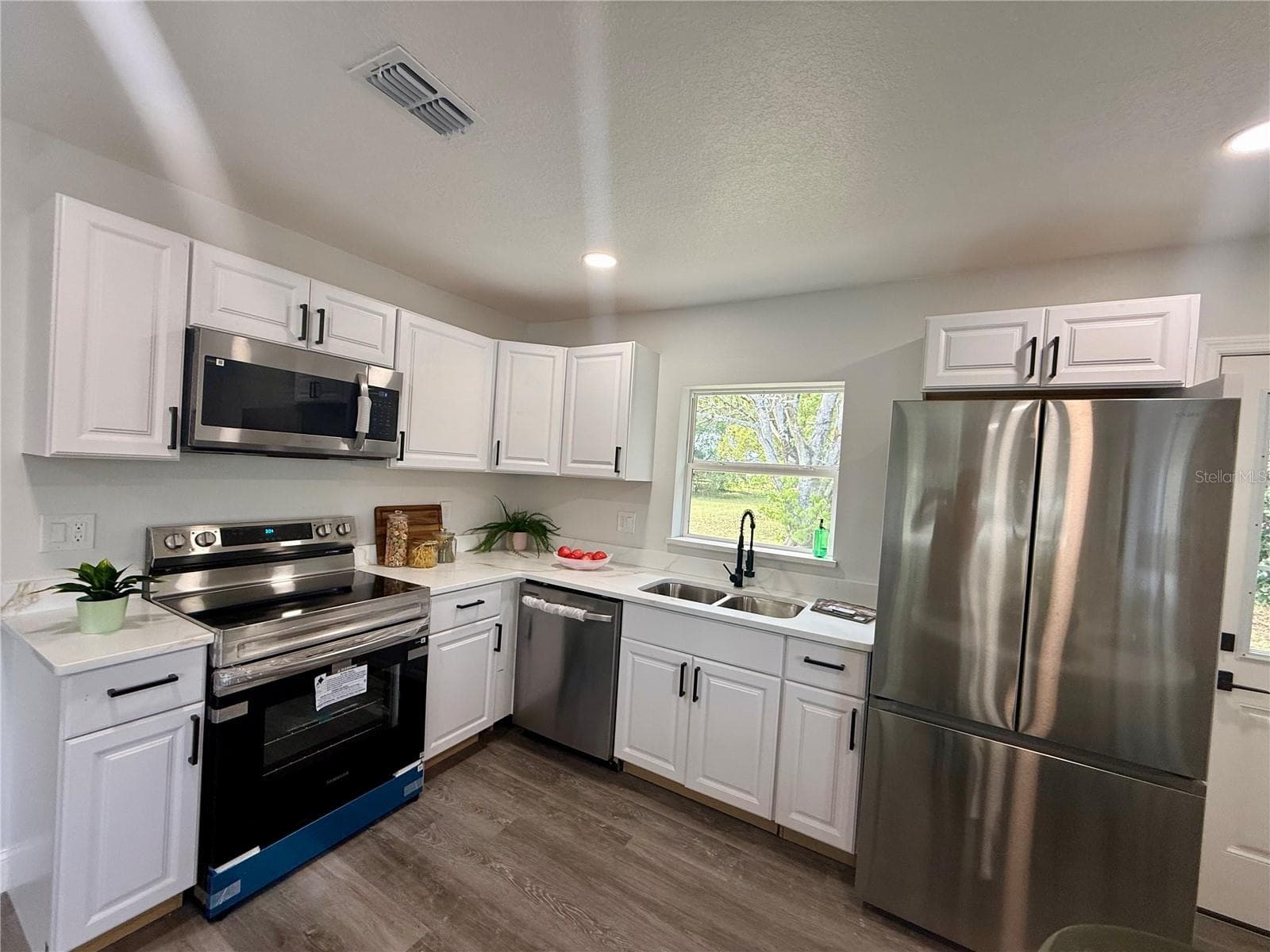 825 CHURCH AVE — photo 10 of 28