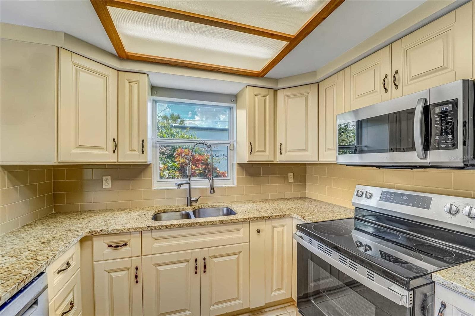 8542 BETTY STREET — photo 4 of 32