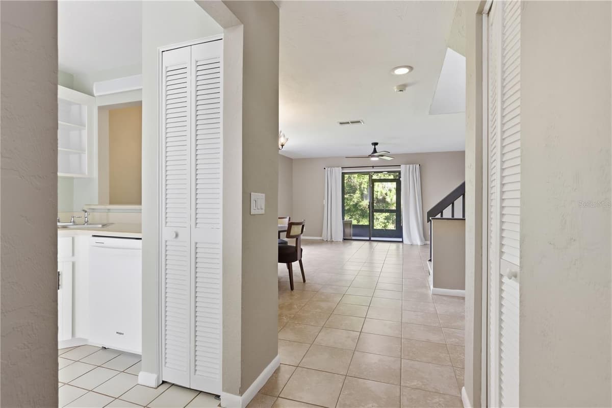 130 LIMEWOOD PLACE — photo 6 of 37