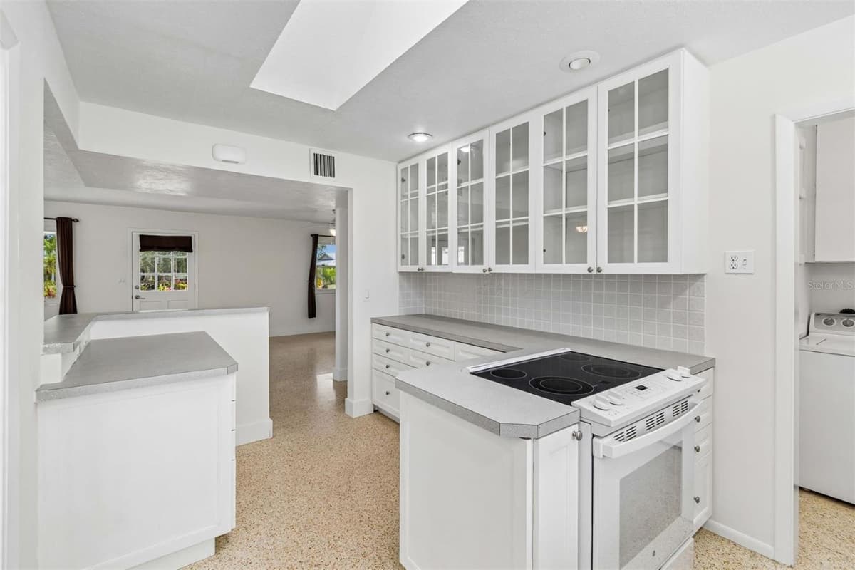 830 LA JOLLA AVENUE — photo 4 of 57