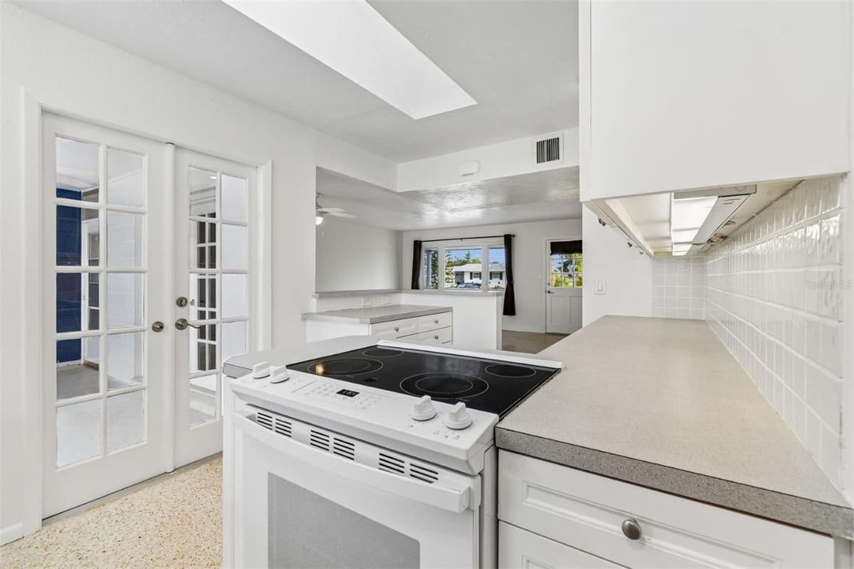 830 LA JOLLA AVENUE — photo 16 of 57