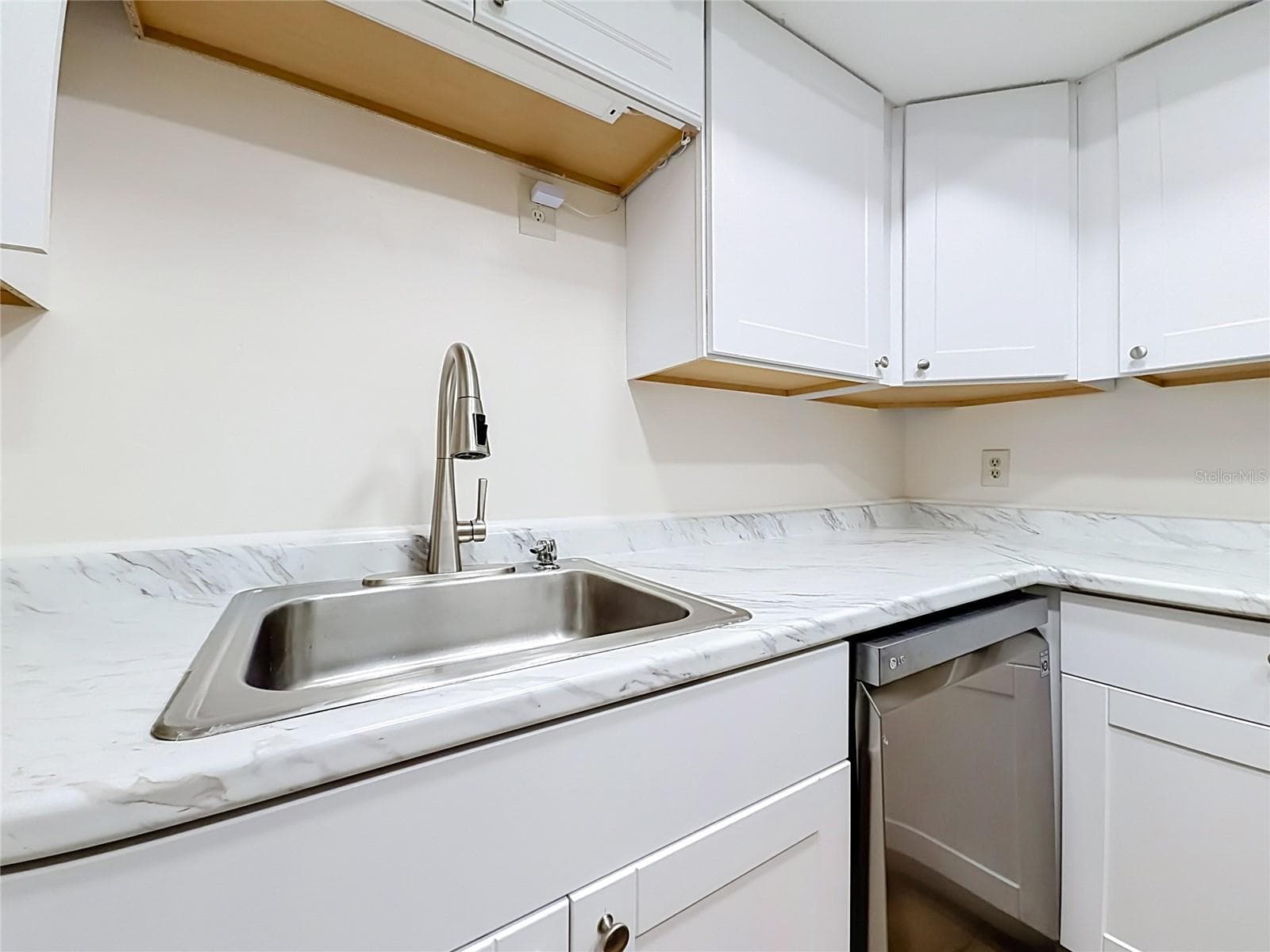 655 MIDWAY DRIVE — photo 16 of 54