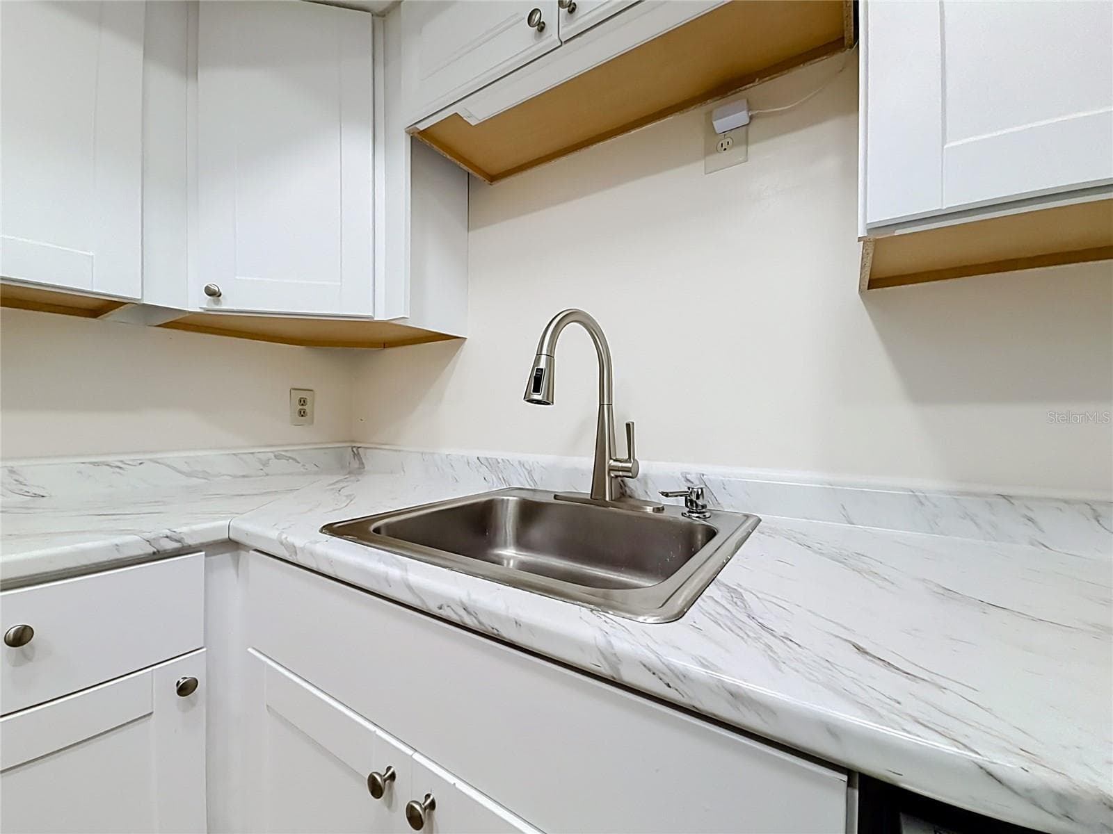 655 MIDWAY DRIVE — photo 13 of 54