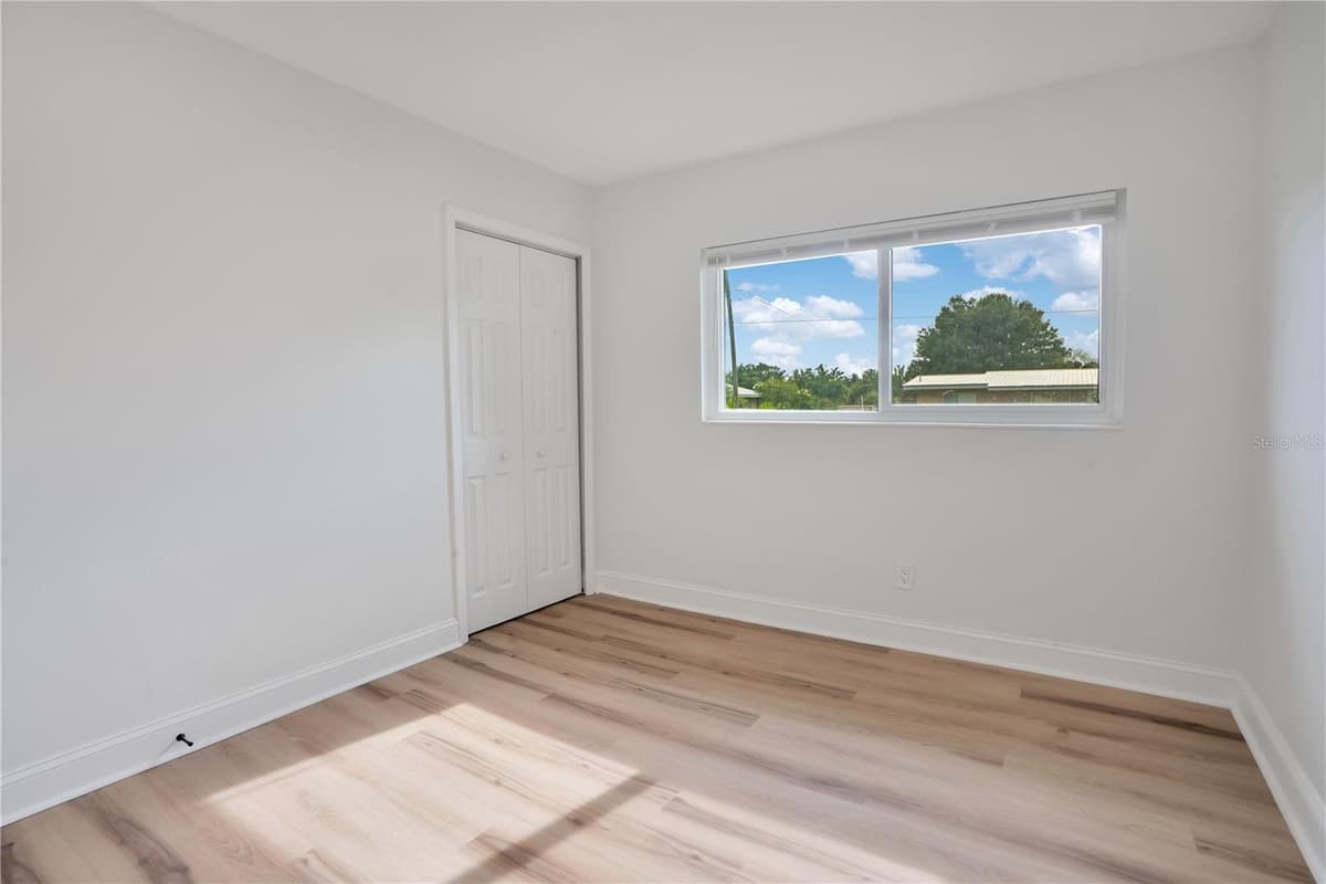 220 RIVERSIDE DRIVE — photo 19 of 24