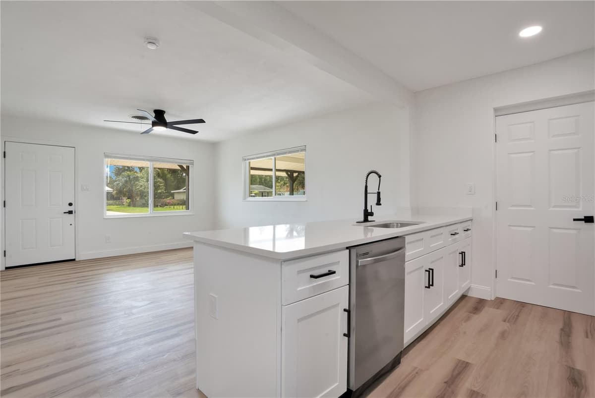 220 RIVERSIDE DRIVE — photo 7 of 24