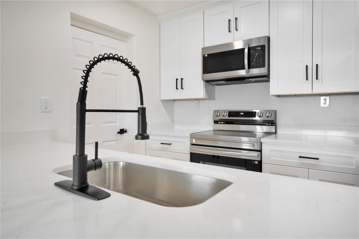220 RIVERSIDE DRIVE — photo 8 of 24
