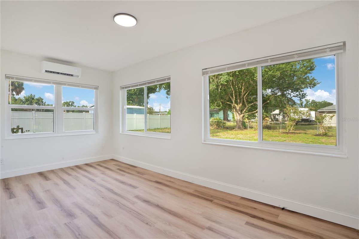 220 RIVERSIDE DRIVE — photo 10 of 24