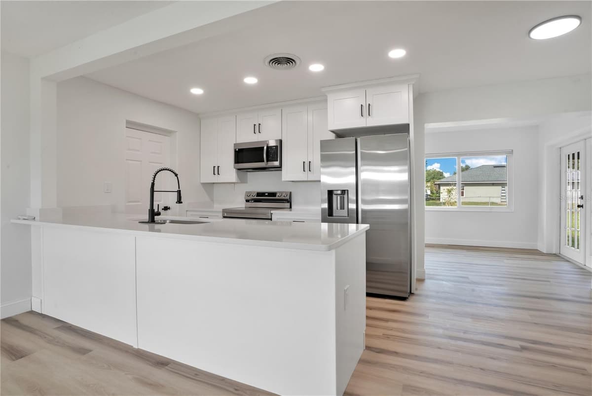 220 RIVERSIDE DRIVE — photo 6 of 24