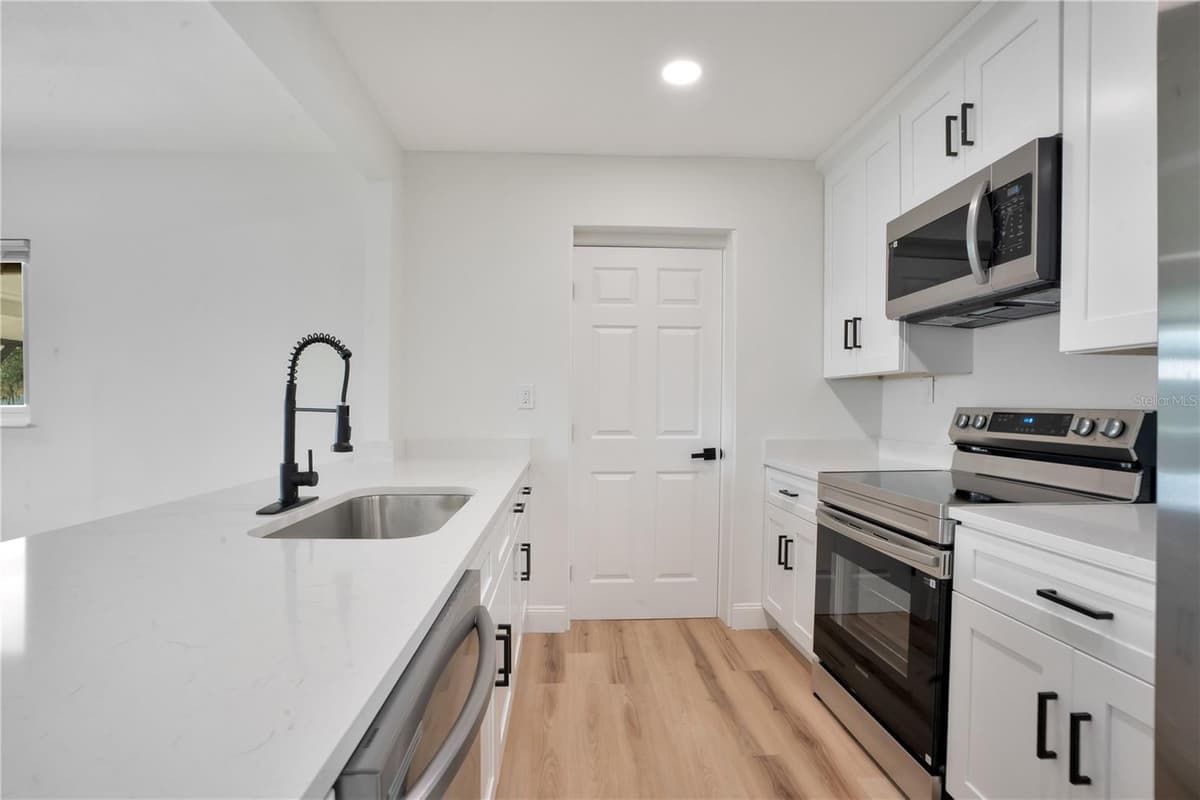 220 RIVERSIDE DRIVE — photo 9 of 24