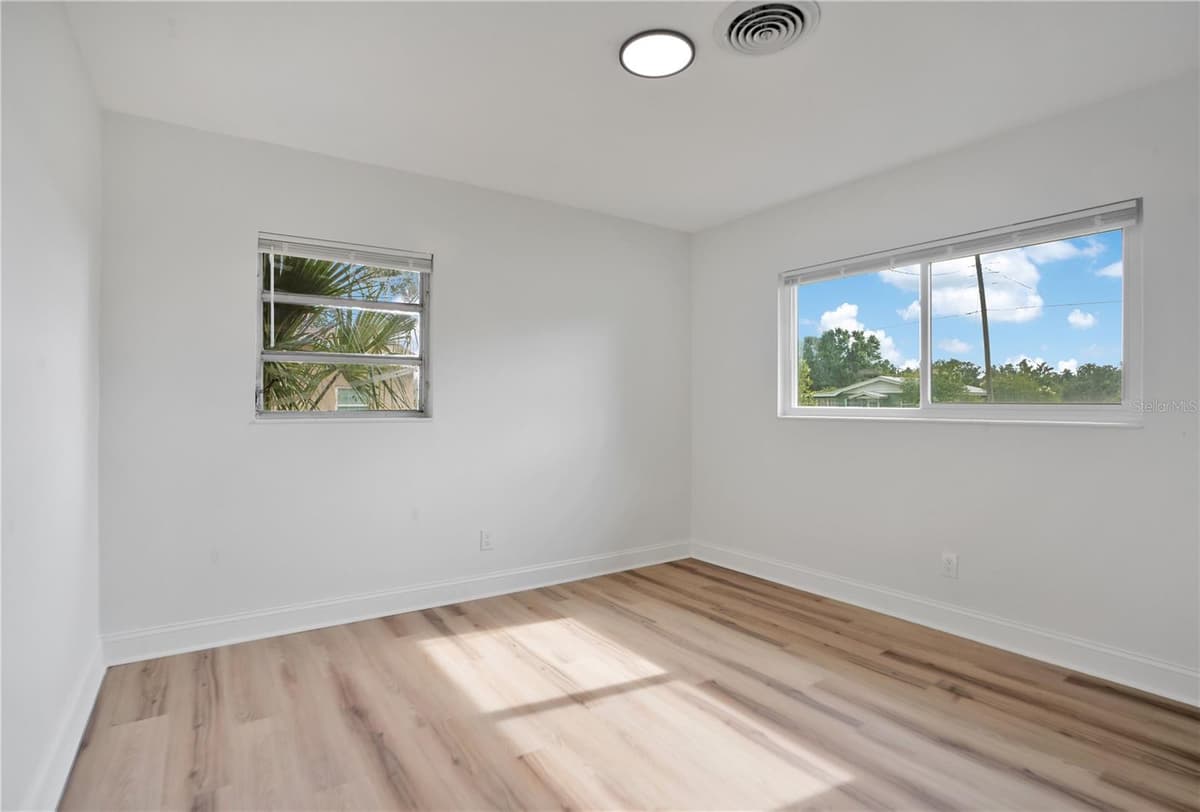 220 RIVERSIDE DRIVE — photo 16 of 24