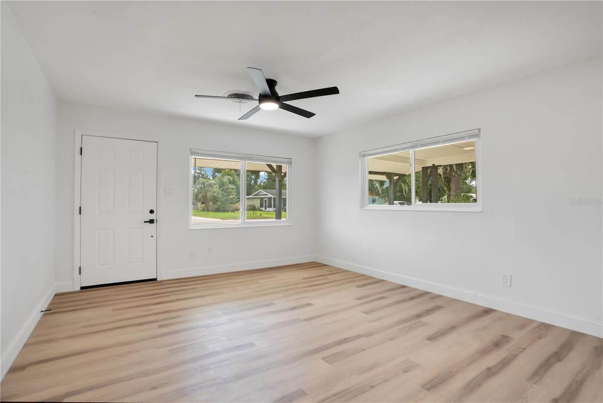 220 RIVERSIDE DRIVE — photo 4 of 24