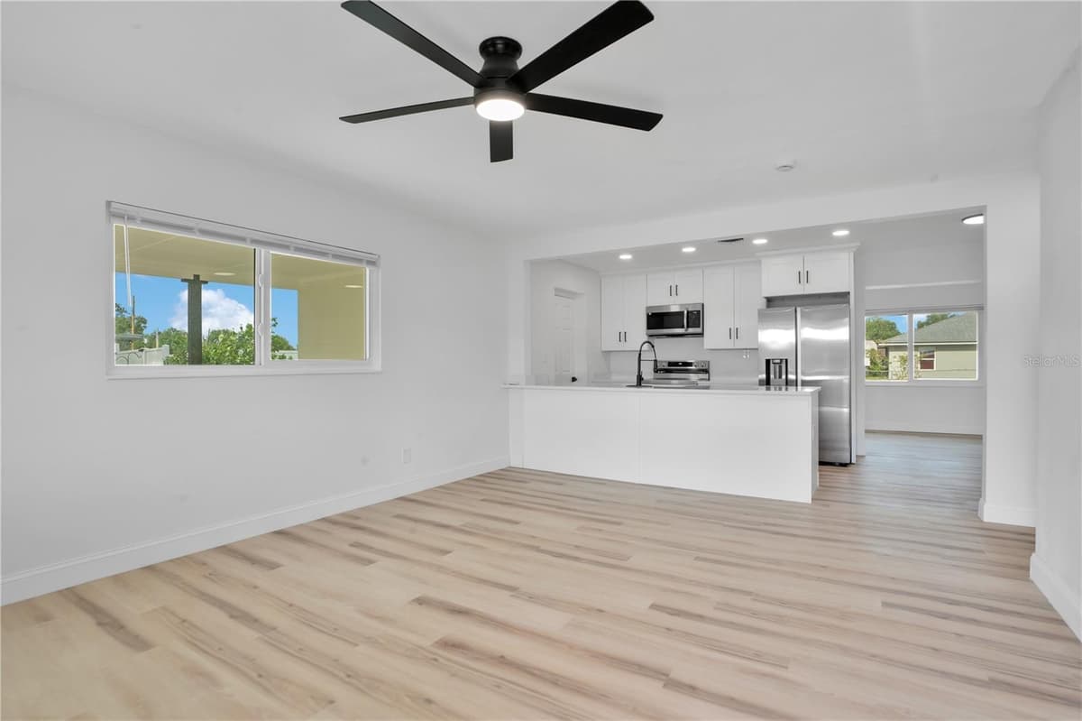 220 RIVERSIDE DRIVE — photo 5 of 24