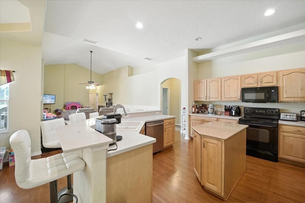 24 LAKESIDE PLACE — photo 11 of 44