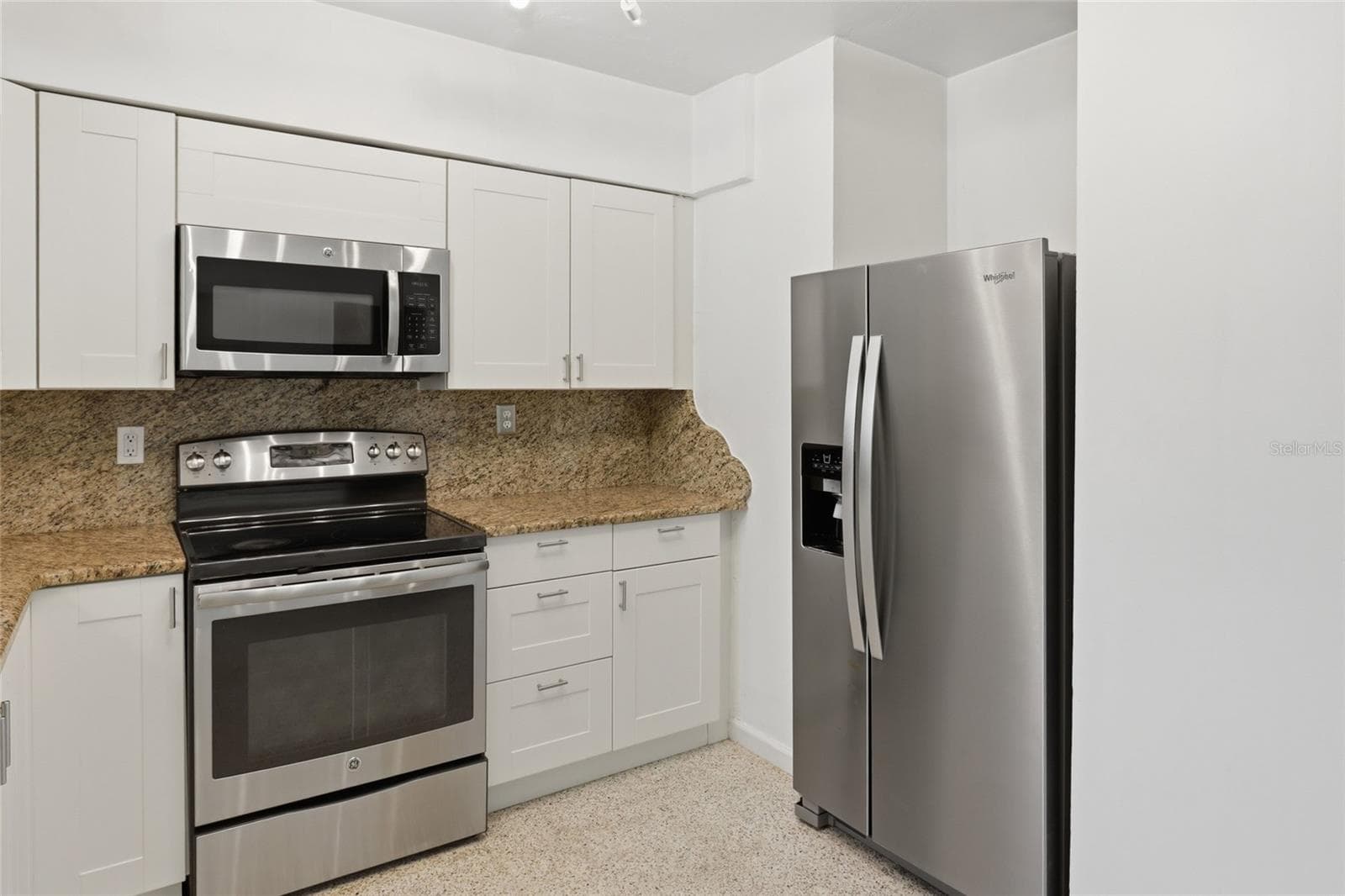 2627 DUEBY STREET — photo 10 of 90