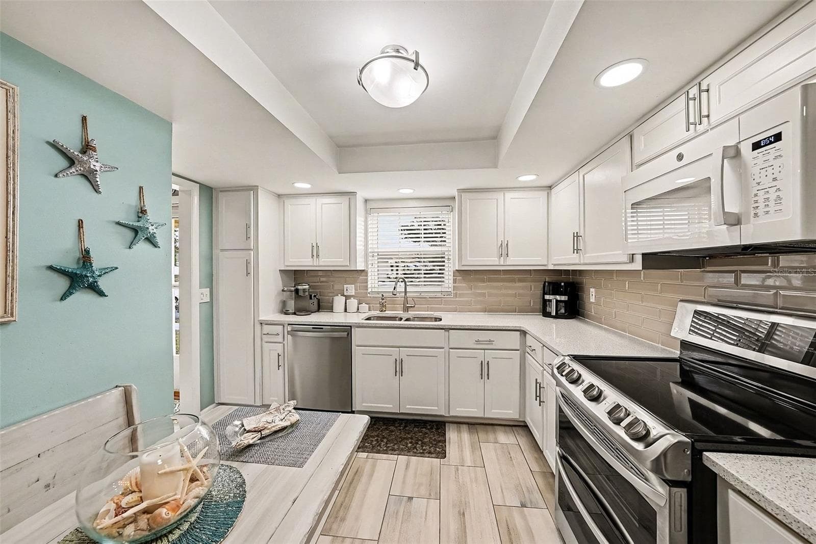 1659 LAKE AVENUE — photo 4 of 24
