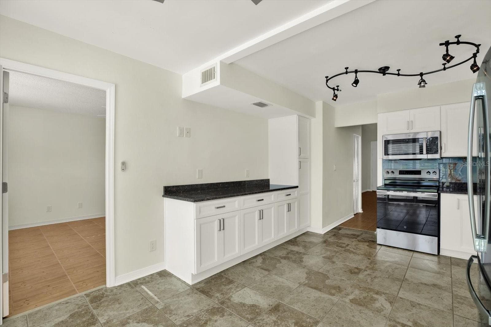 4715 BAY STREET — photo 9 of 16