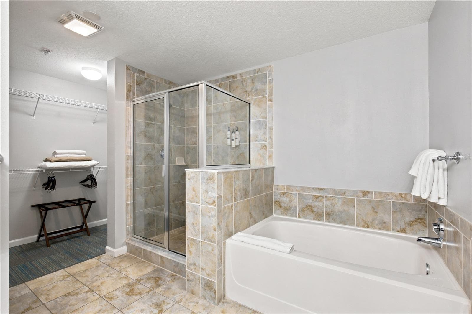 14501 GROVE RESORT AVENUE — photo 19 of 38