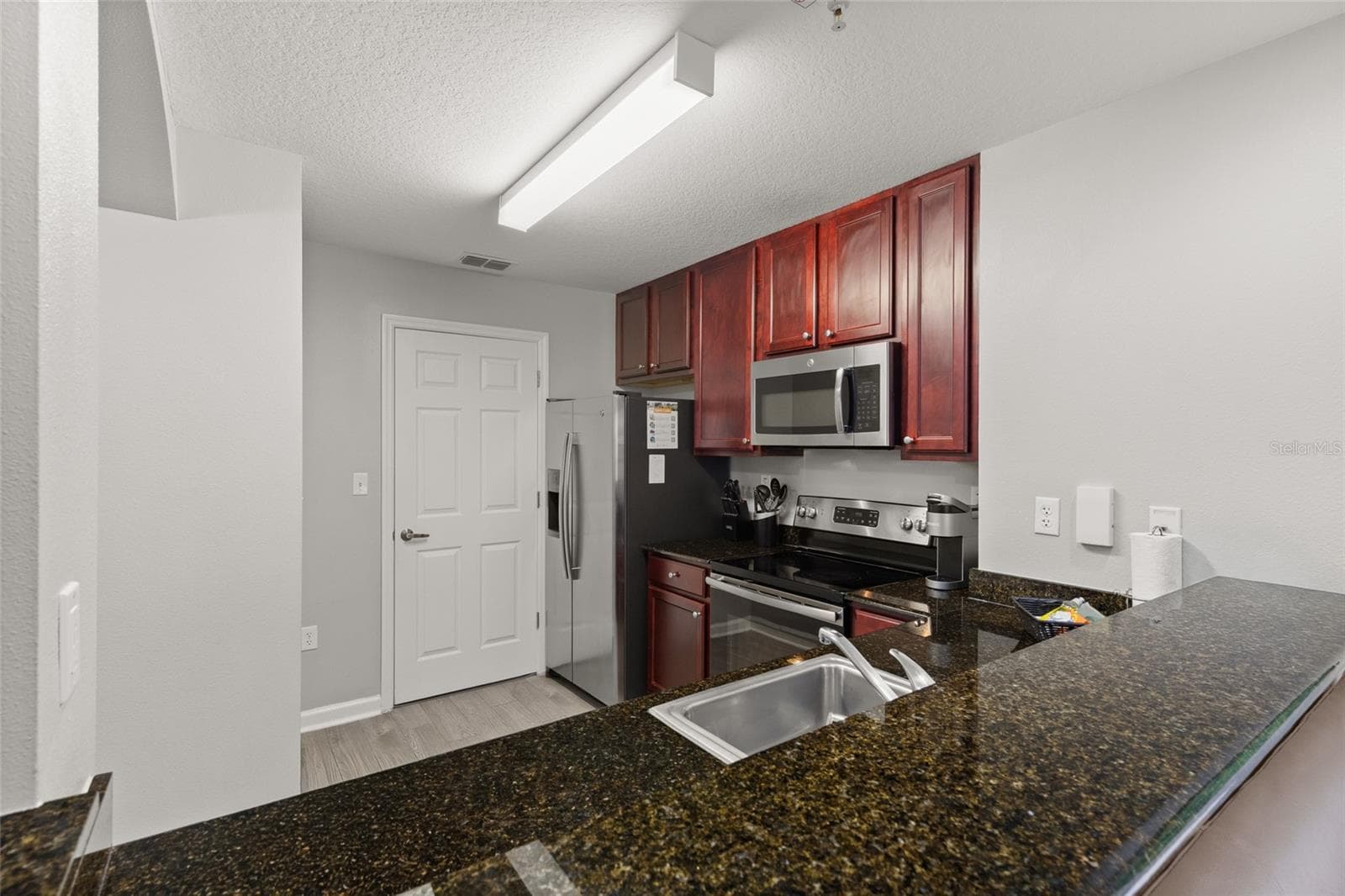 14501 GROVE RESORT AVENUE — photo 11 of 38