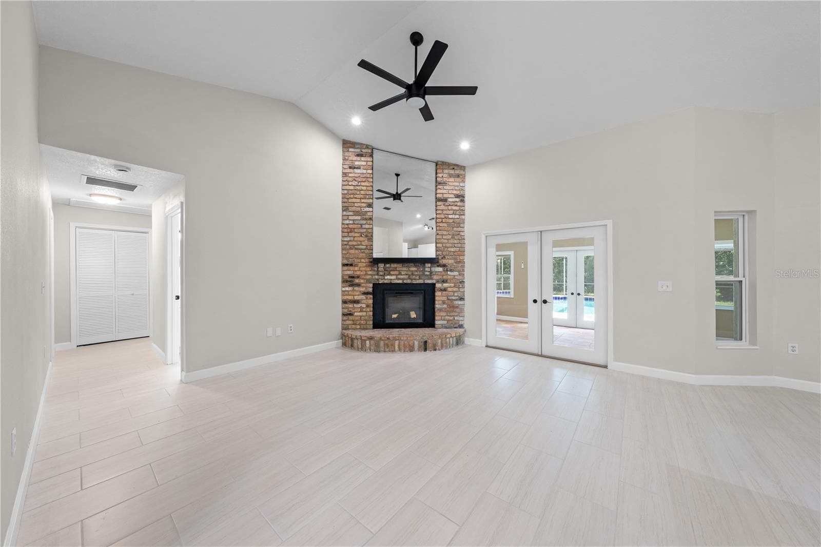 2082 CAMELOT BOULEVARD — photo 11 of 86