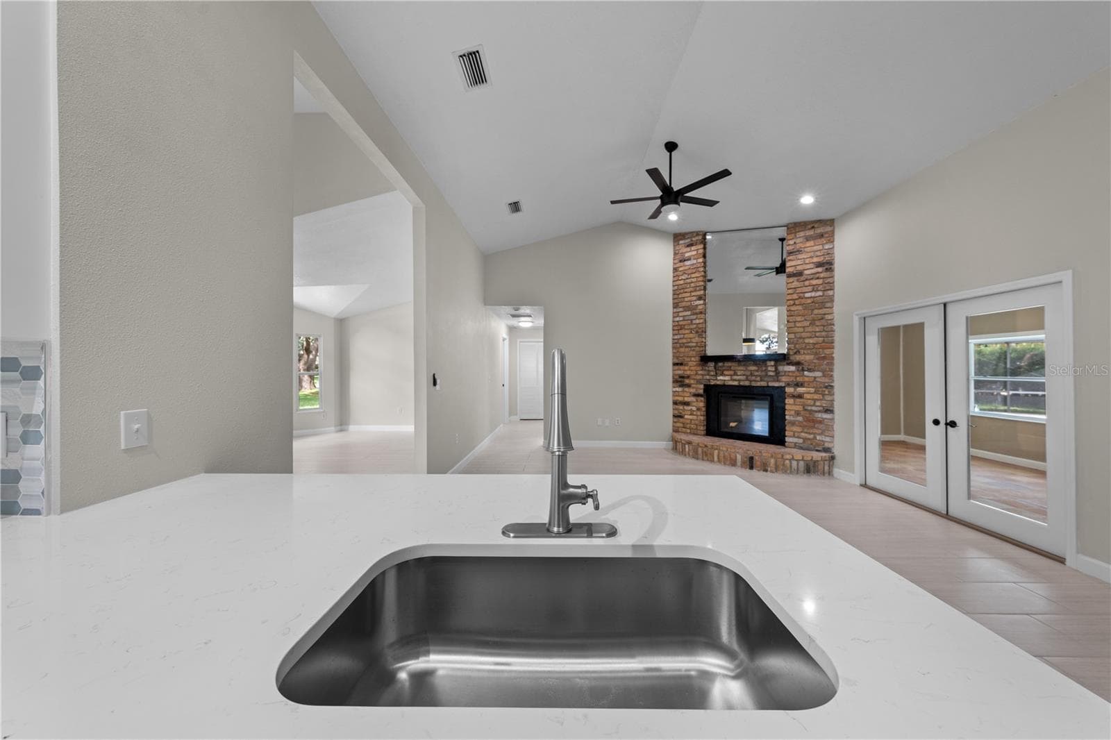 2082 CAMELOT BOULEVARD — photo 18 of 86