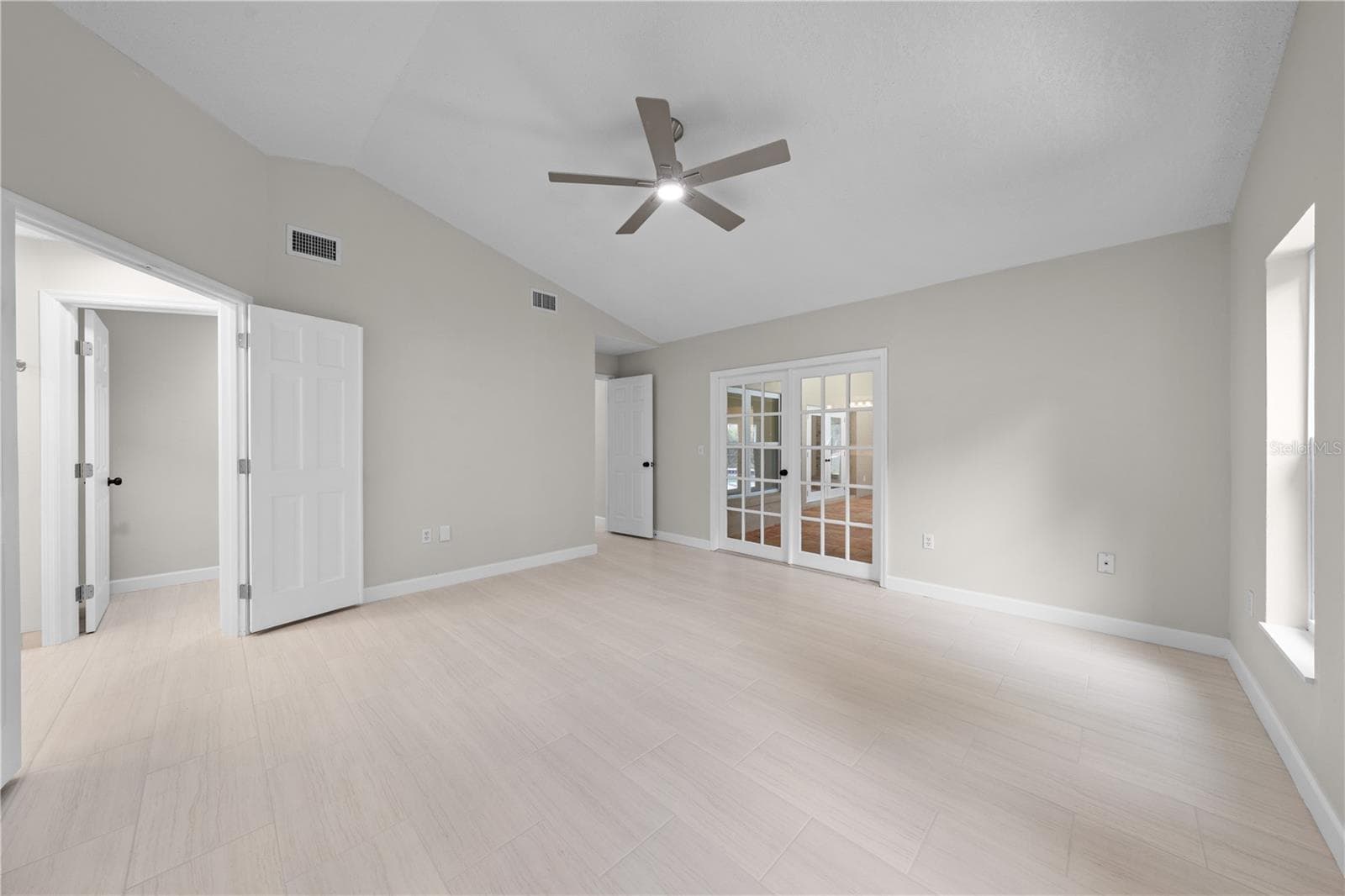 2082 CAMELOT BOULEVARD — photo 41 of 86