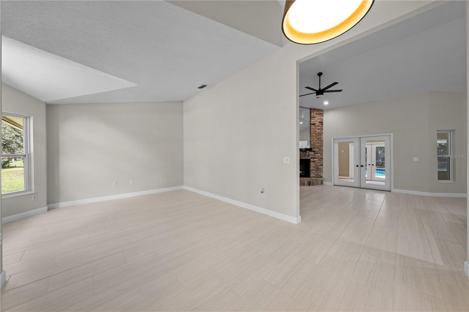 2082 CAMELOT BOULEVARD — photo 7 of 86