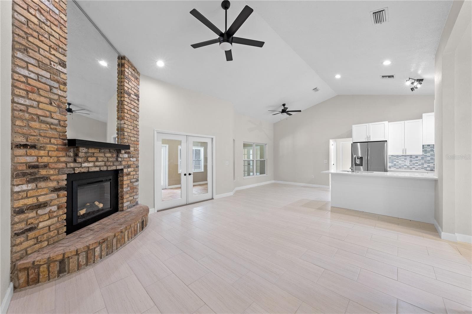 2082 CAMELOT BOULEVARD — photo 9 of 86