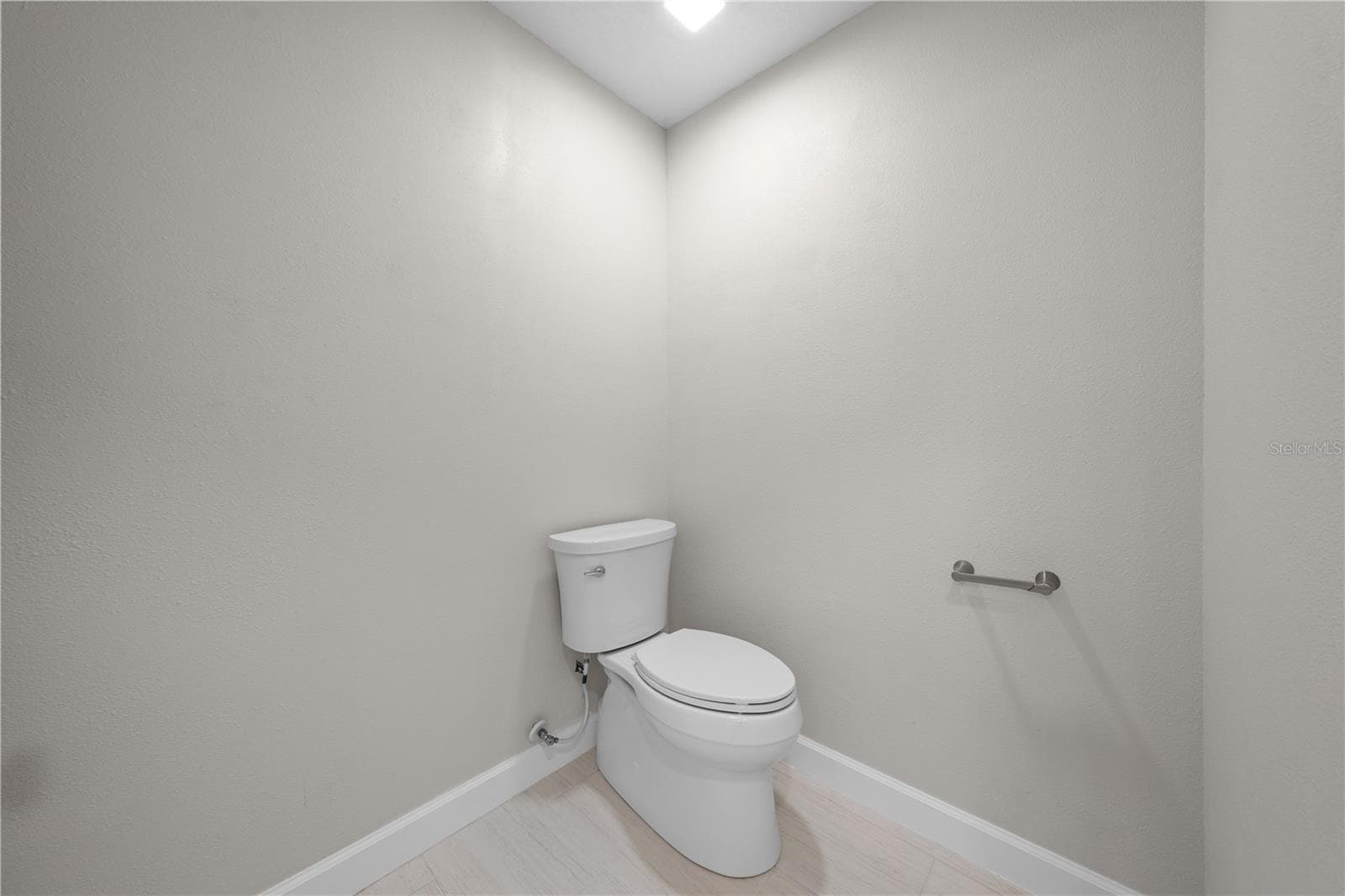 2082 CAMELOT BOULEVARD — photo 45 of 86