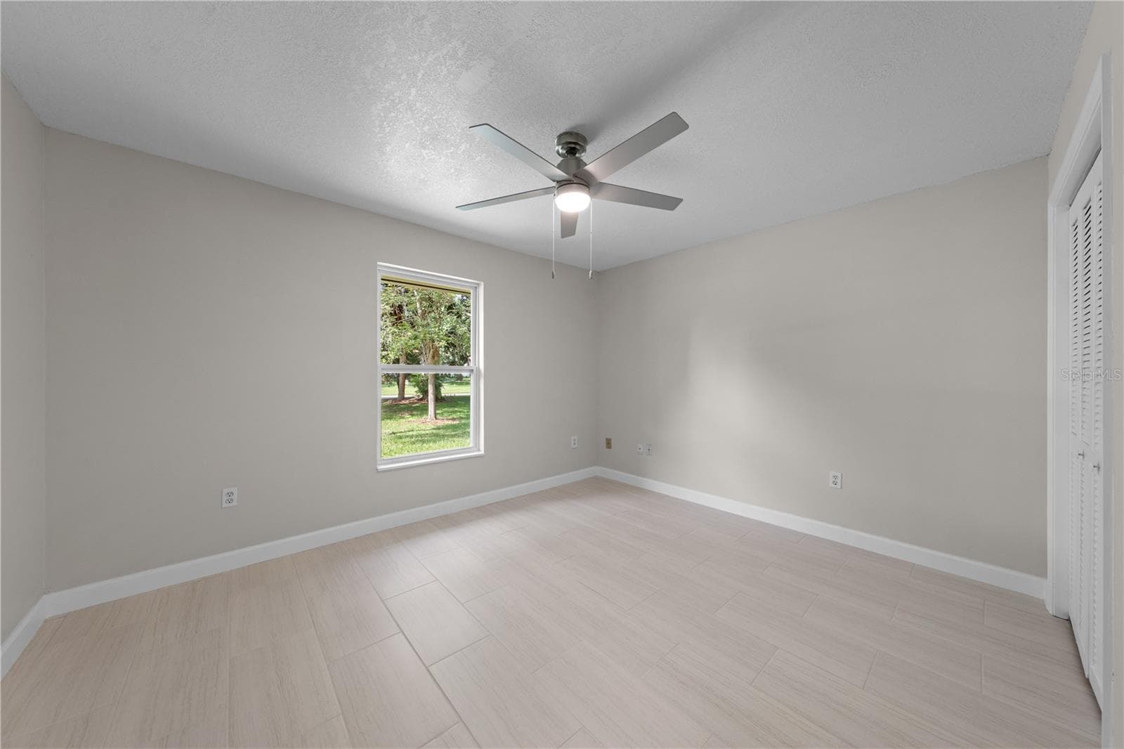 2082 CAMELOT BOULEVARD — photo 30 of 86