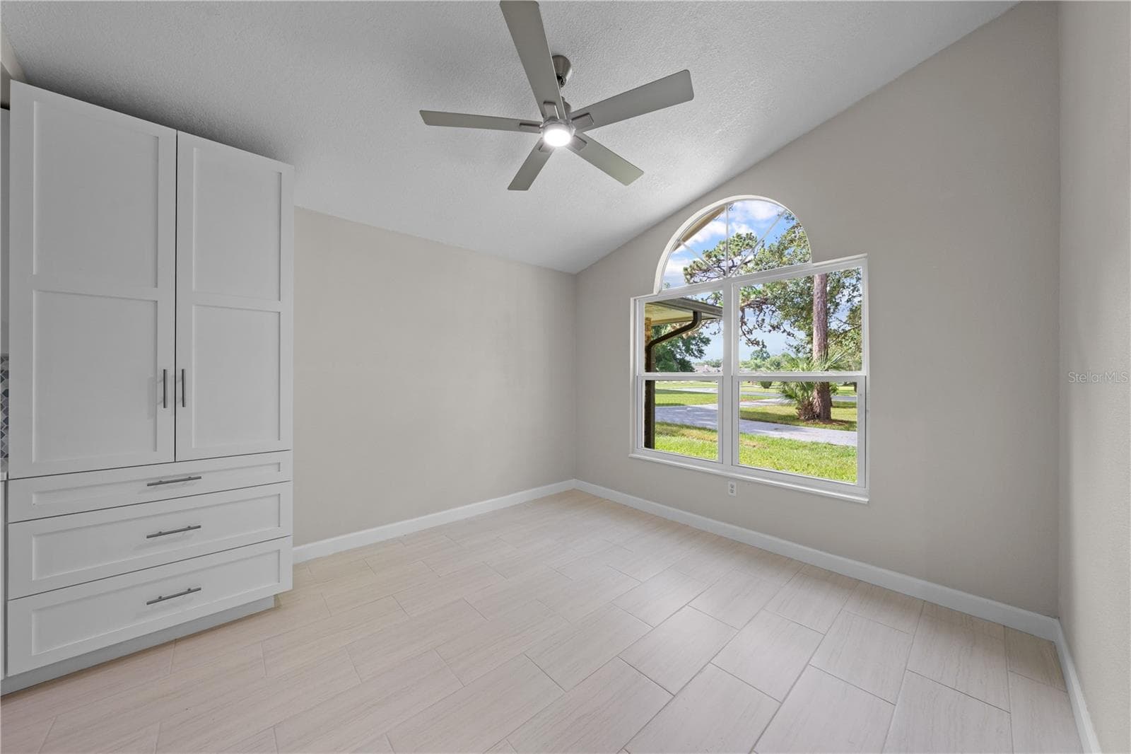 2082 CAMELOT BOULEVARD — photo 33 of 86