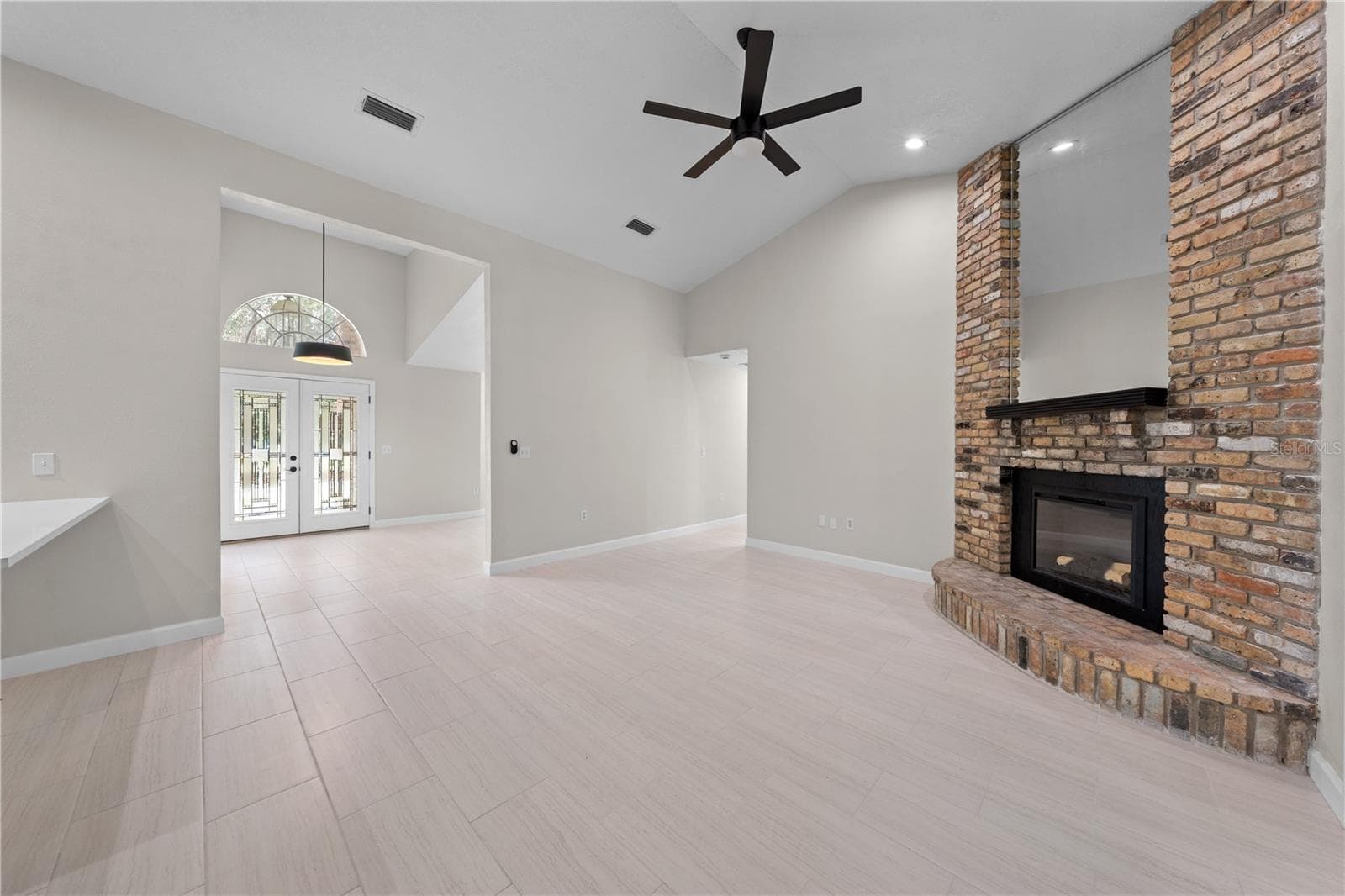 2082 CAMELOT BOULEVARD — photo 10 of 86