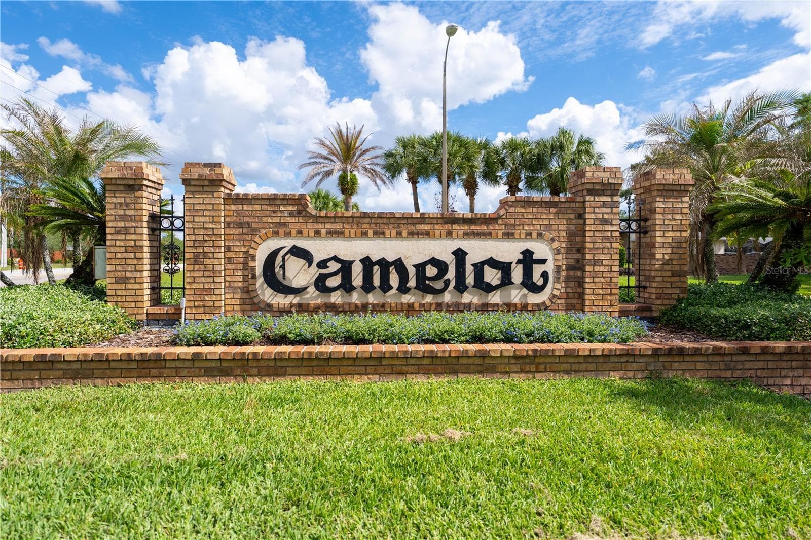2082 CAMELOT BOULEVARD — photo 82 of 86