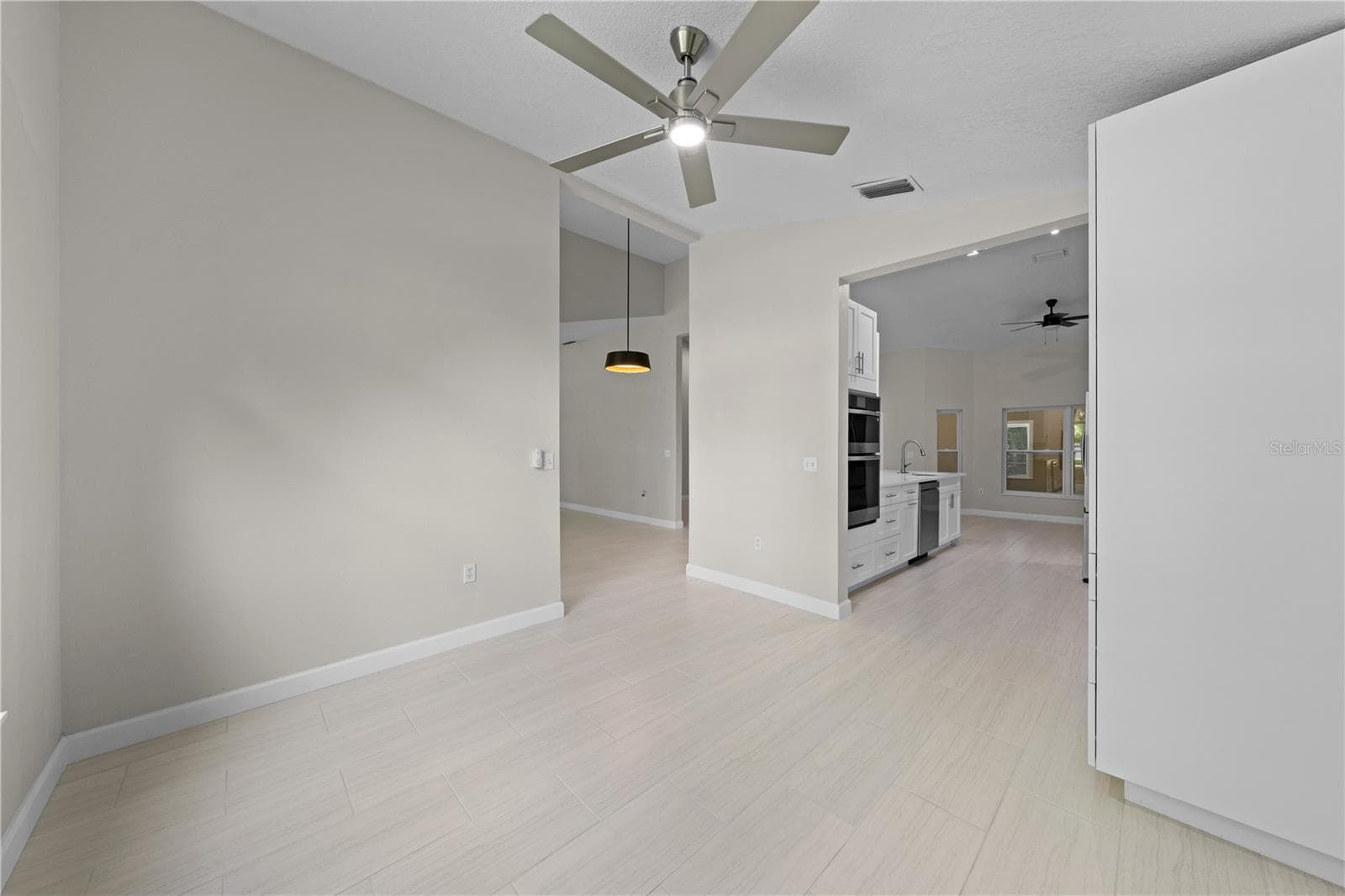 2082 CAMELOT BOULEVARD — photo 32 of 86