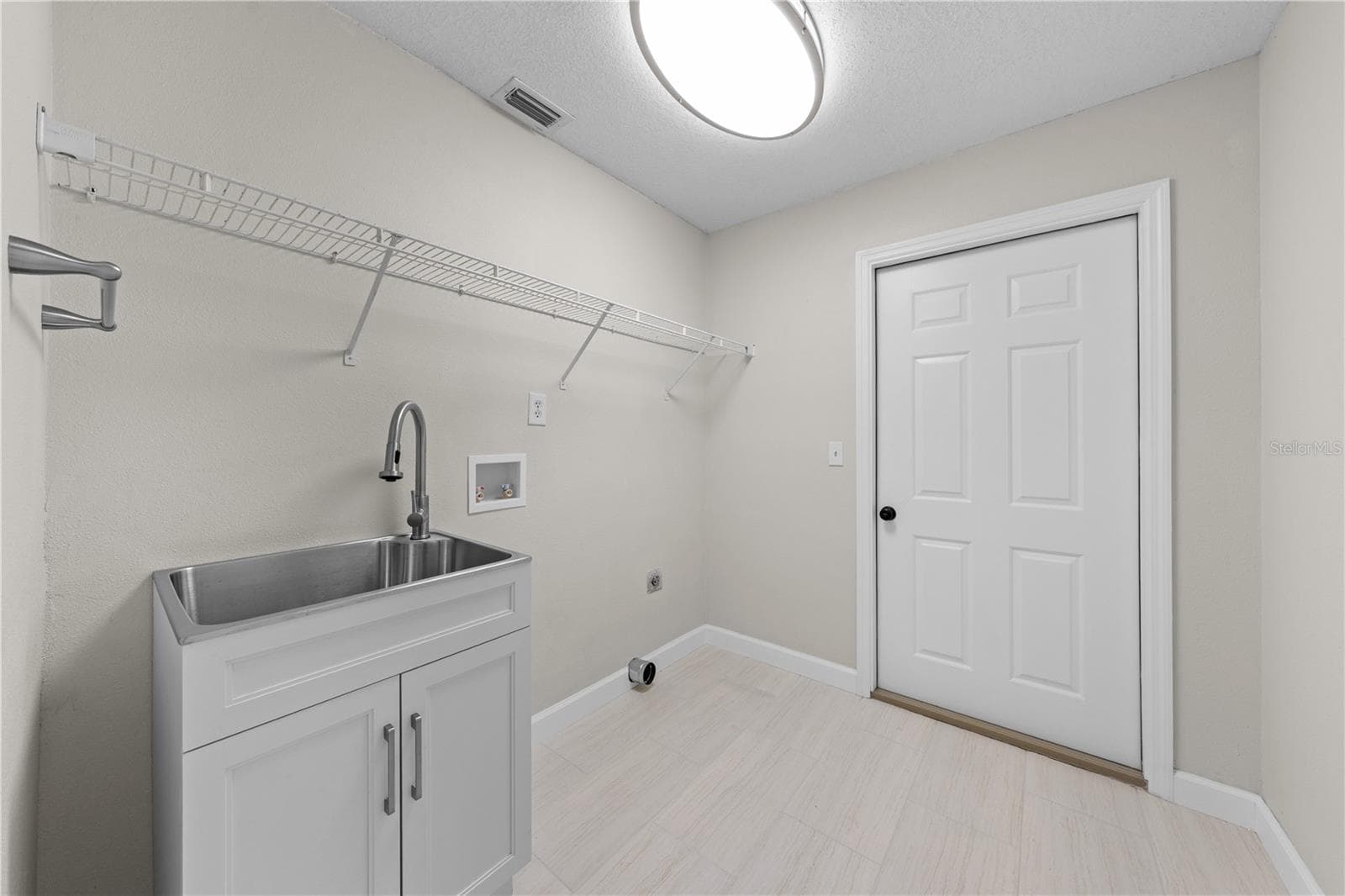 2082 CAMELOT BOULEVARD — photo 35 of 86