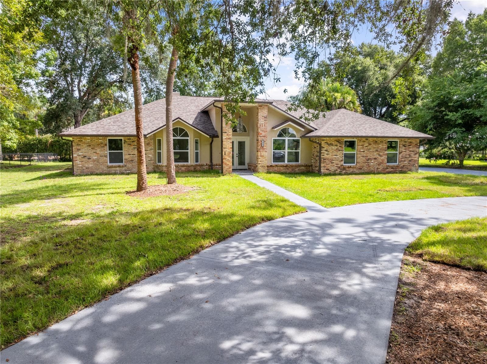2082 CAMELOT BOULEVARD — photo 1 of 86