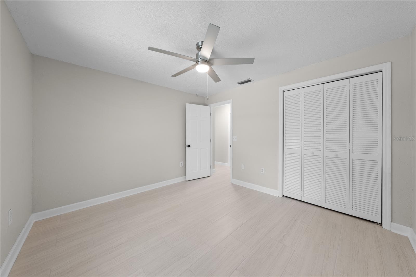 2082 CAMELOT BOULEVARD — photo 29 of 86