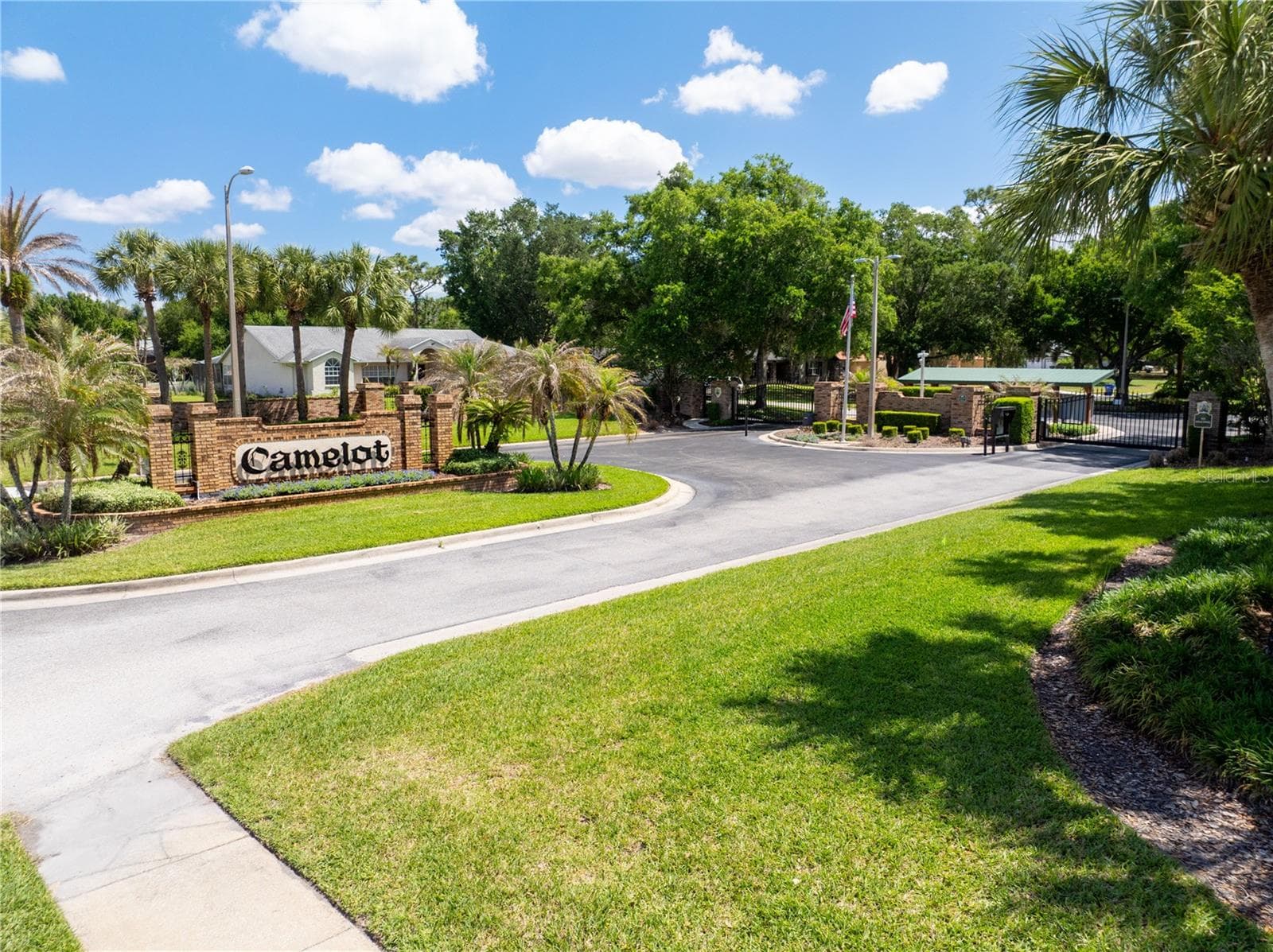 2082 CAMELOT BOULEVARD — photo 85 of 86