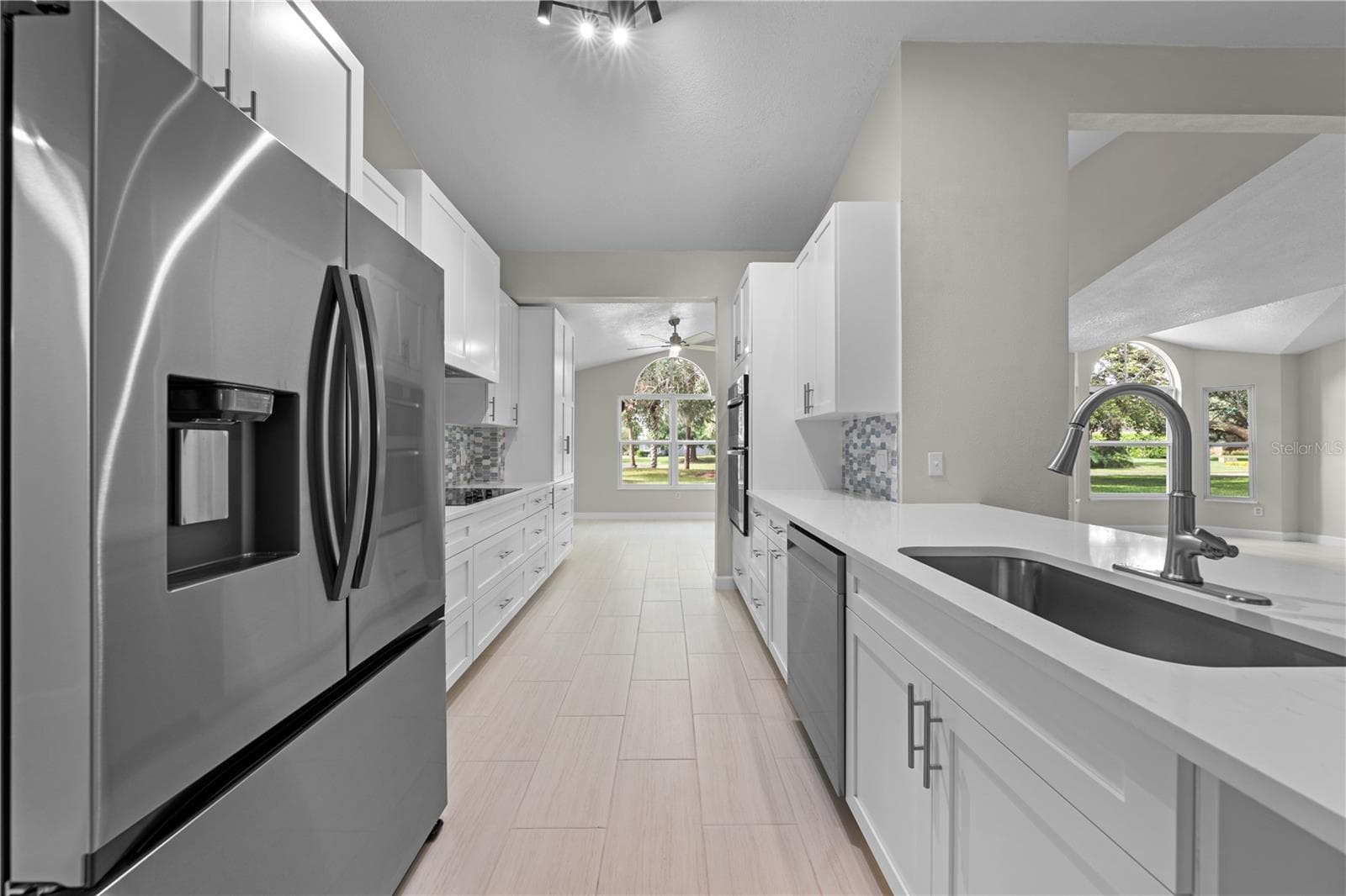 2082 CAMELOT BOULEVARD — photo 17 of 86