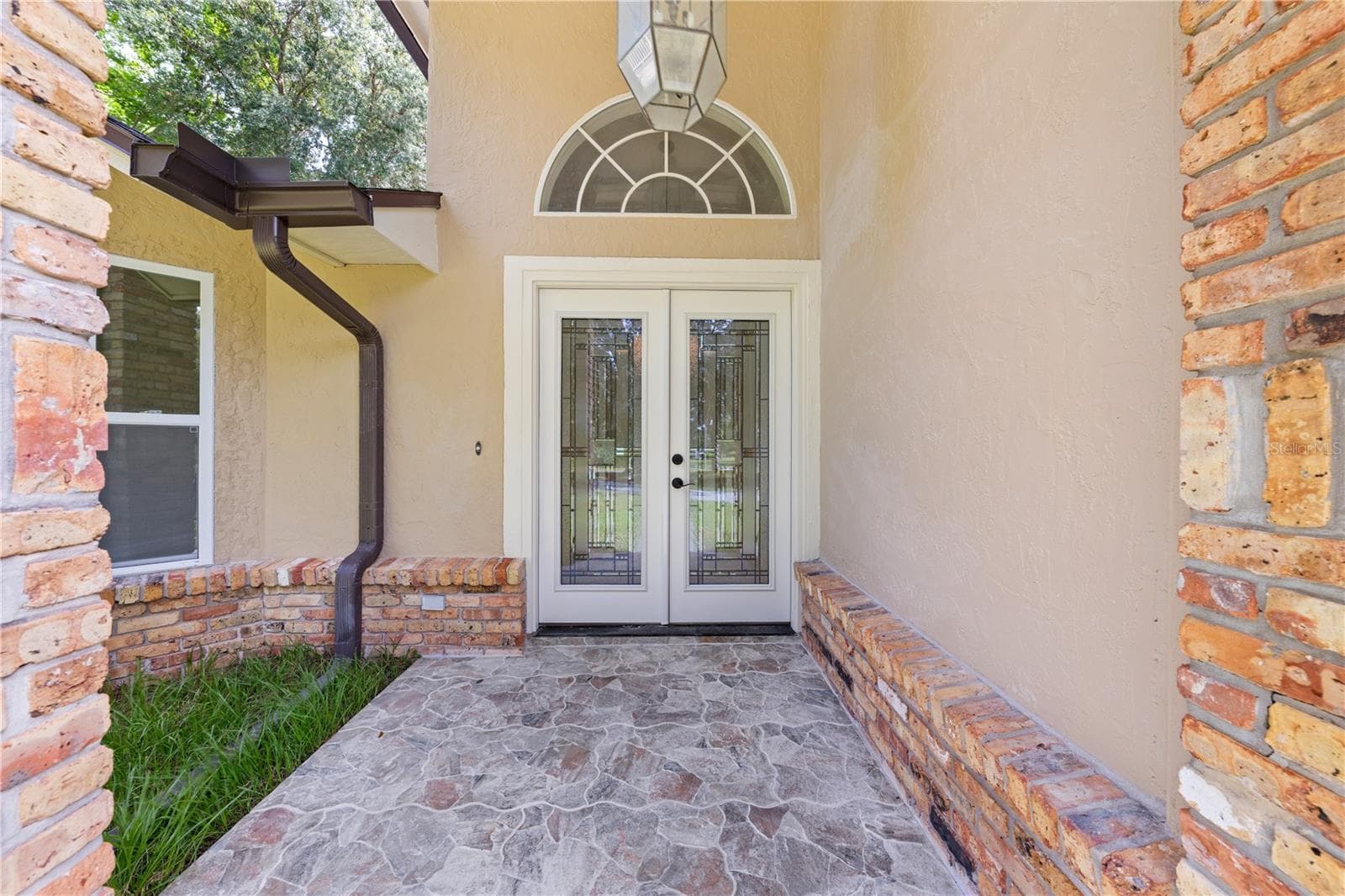 2082 CAMELOT BOULEVARD — photo 4 of 86